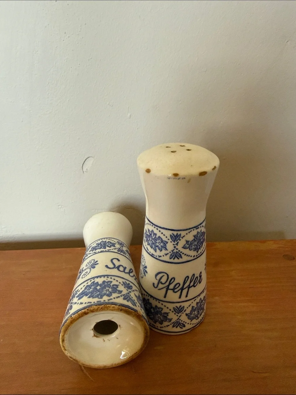 Blue Floral Ceramic Salz & Pfeffer Salt and Pepper Shakers